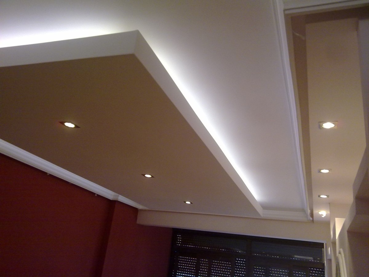 Натяжной потолок ступенькой