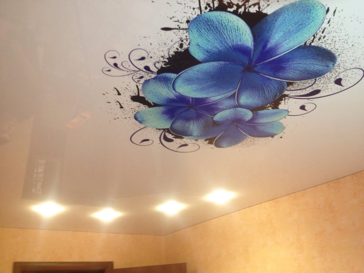Натяжные потолки цветные с рисунком
