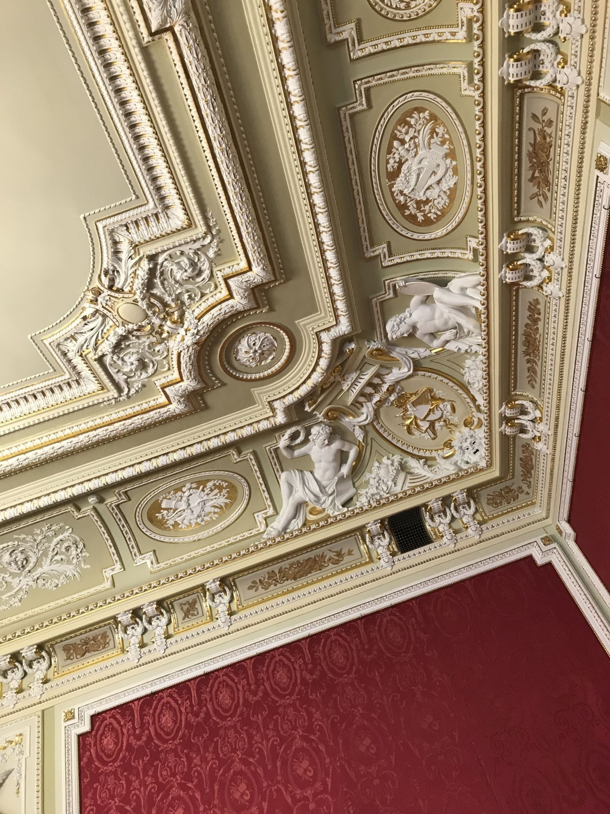 Историческая лепнина на потолке