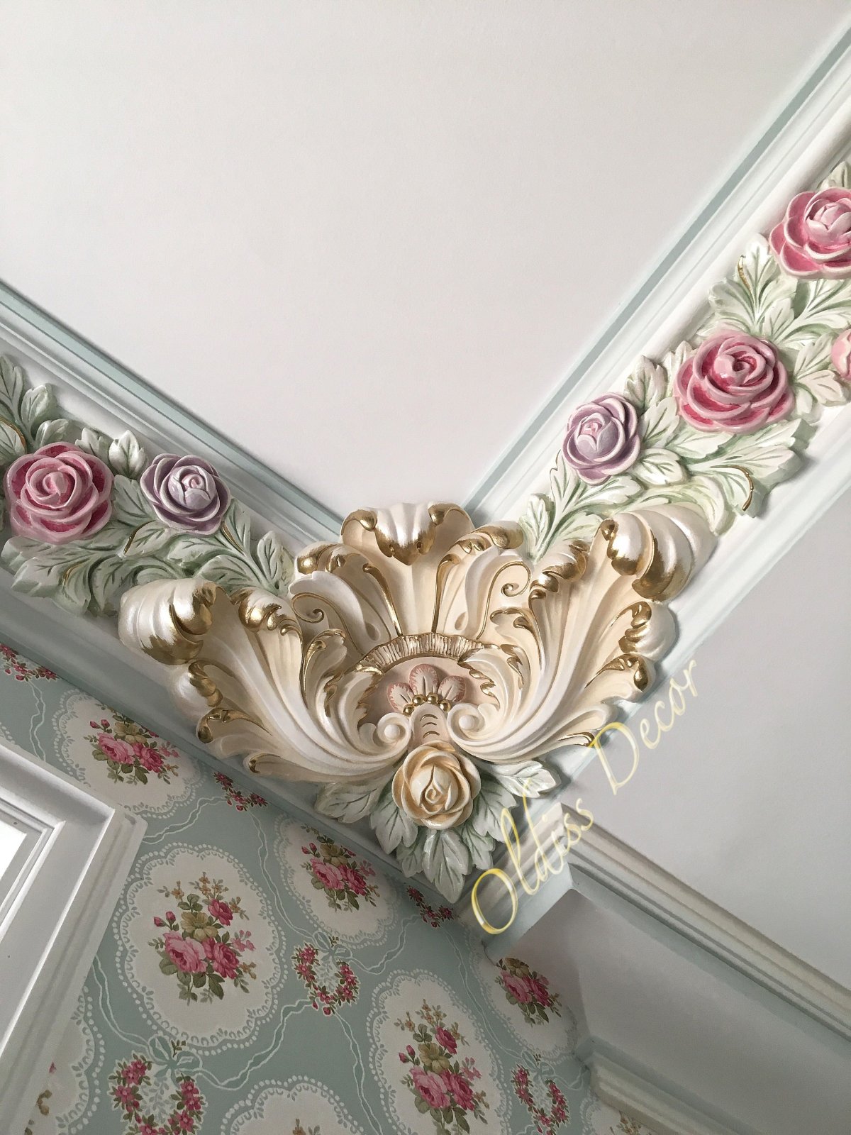 Гипсовая лепнина на потолке