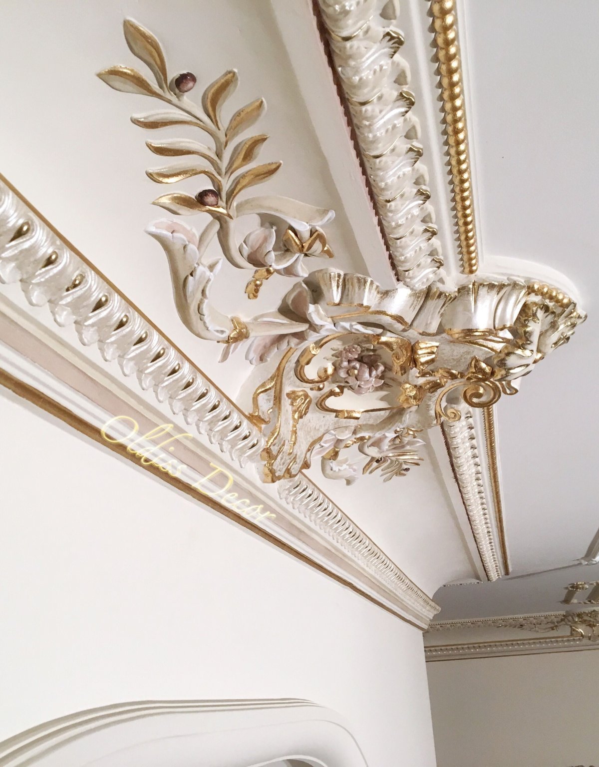 Лепнина на потолке