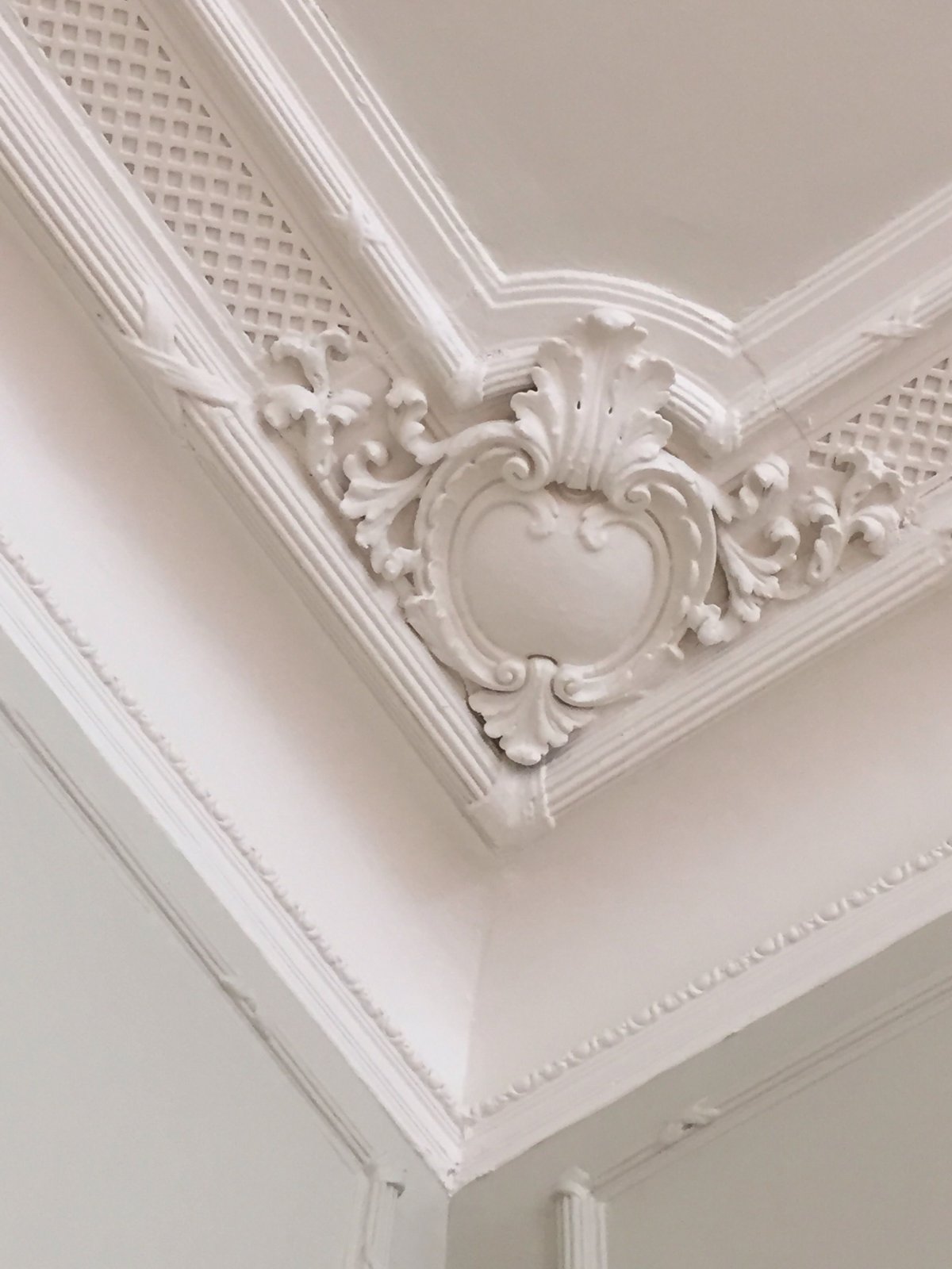 Лепнина на потолке 90 года