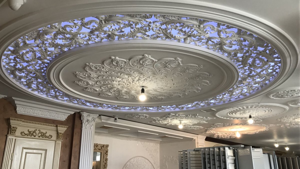 Роспись лепнины на потолке