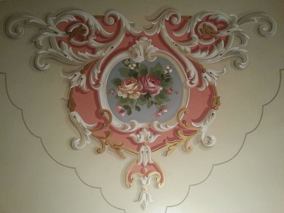 Белый потолок с лепниной