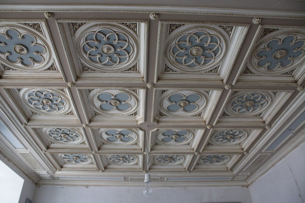 Лепнина из гипса на стене