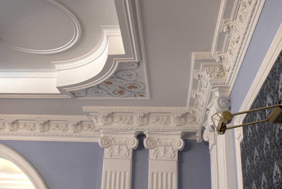 Лепнина на гипсокартоновом потолке под люстру