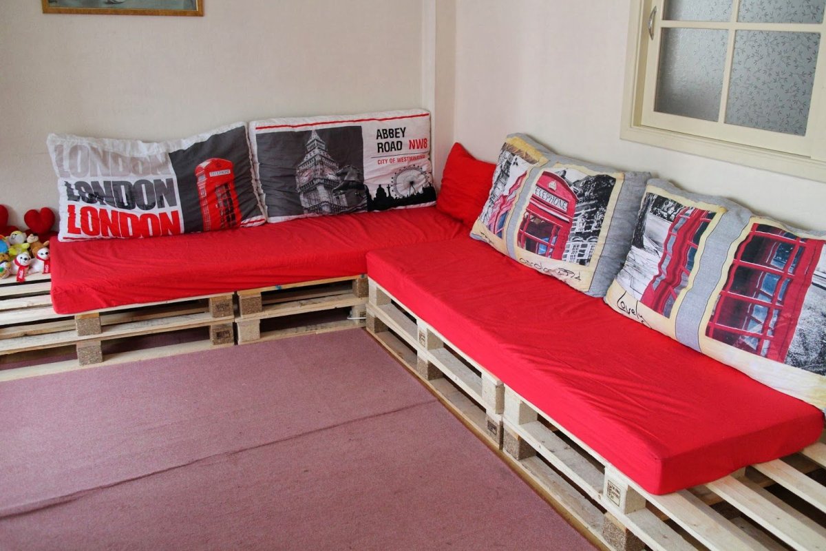 Стол из деревянных поддонов