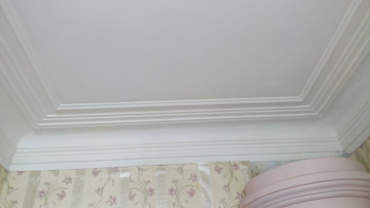 Декоративный плинтус на потолок