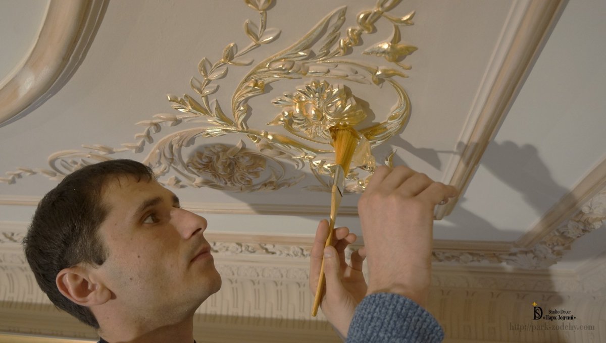 Плинтус потолочный