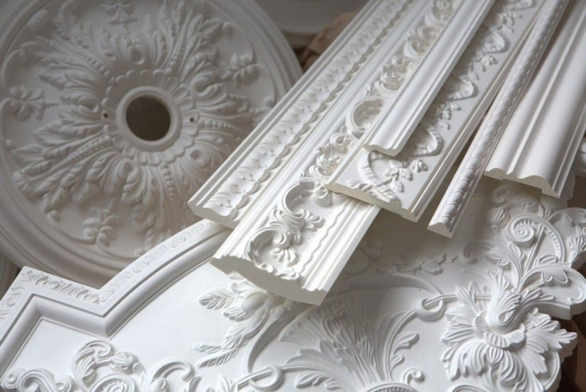 Отделка потолка лепниной