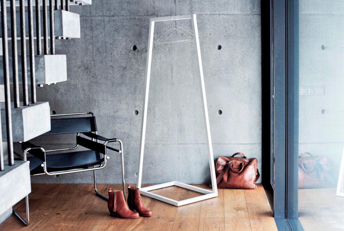 Вешалка-рейл в стиле лофт