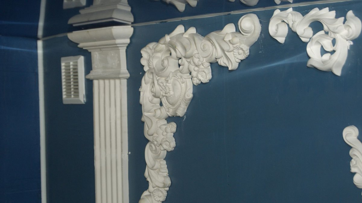 Орнамент на потолке из лепнины