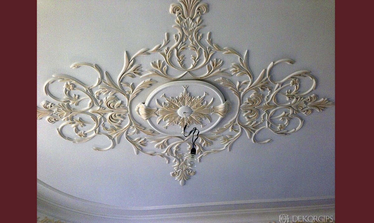 Гипсовая лепнина на потолке