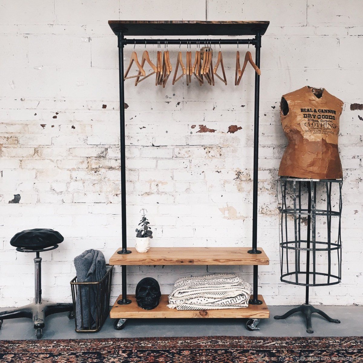 Вешалка для одежды в стиле лофт
