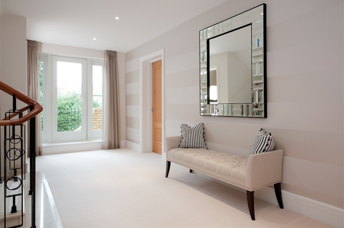 Диван в прихожую в современном стиле