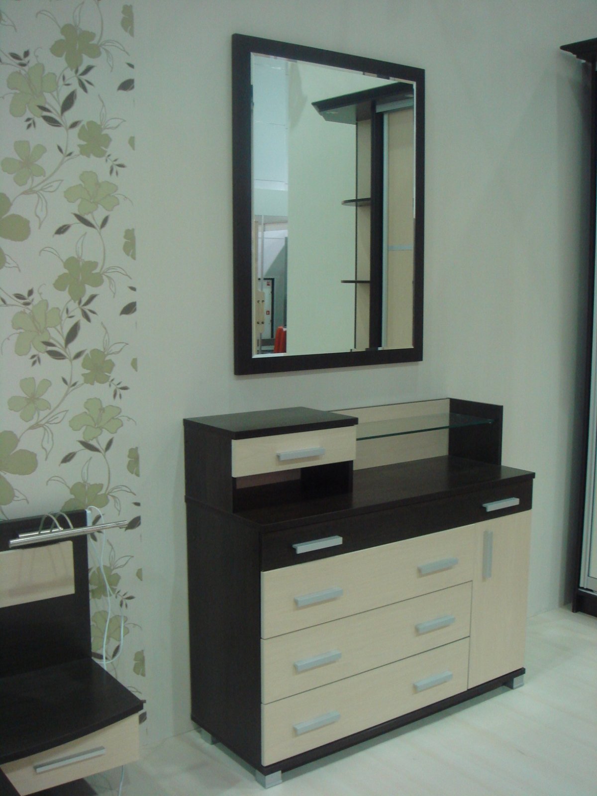 Комод с зеркалом в прихожую