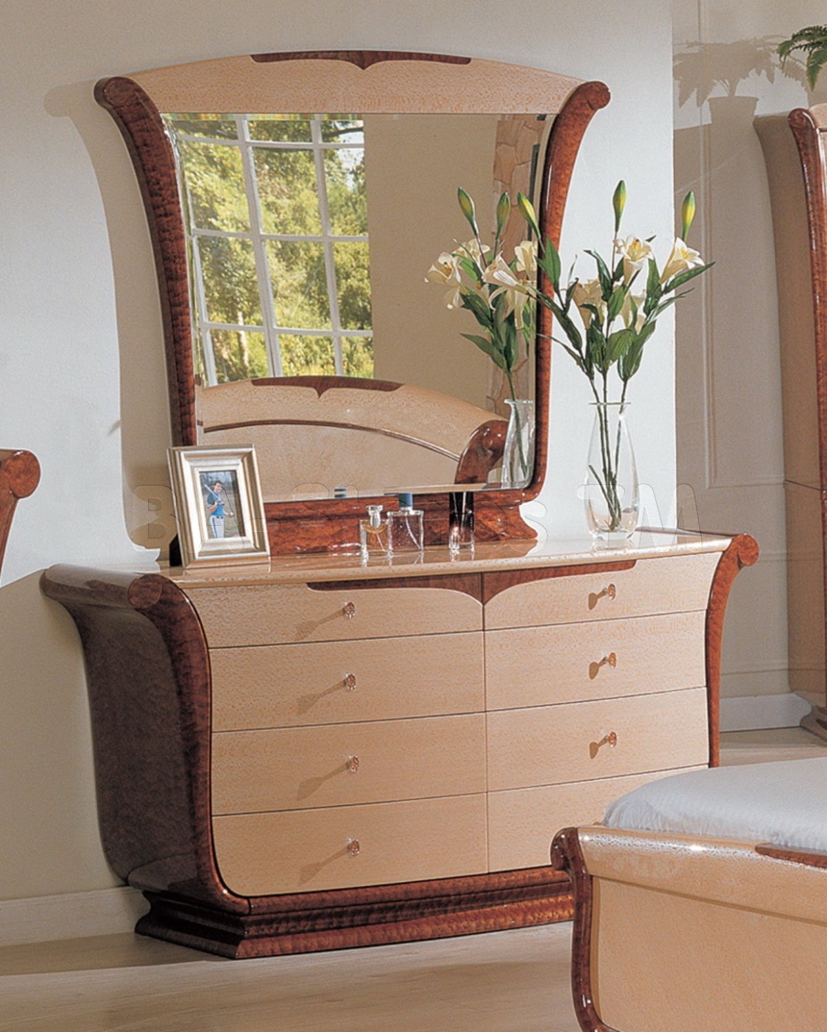 Комод с зеркалом у окна