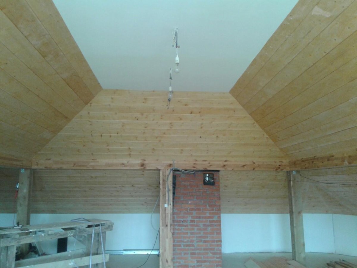 Блок-Хаус на потолке обшивка имитацией бруса