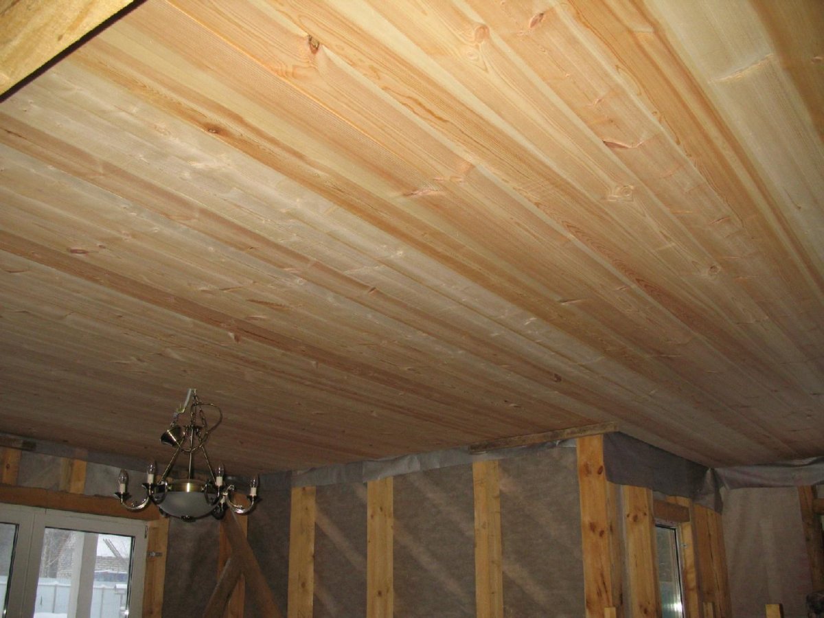 Монтаж потолка из имитации бруса