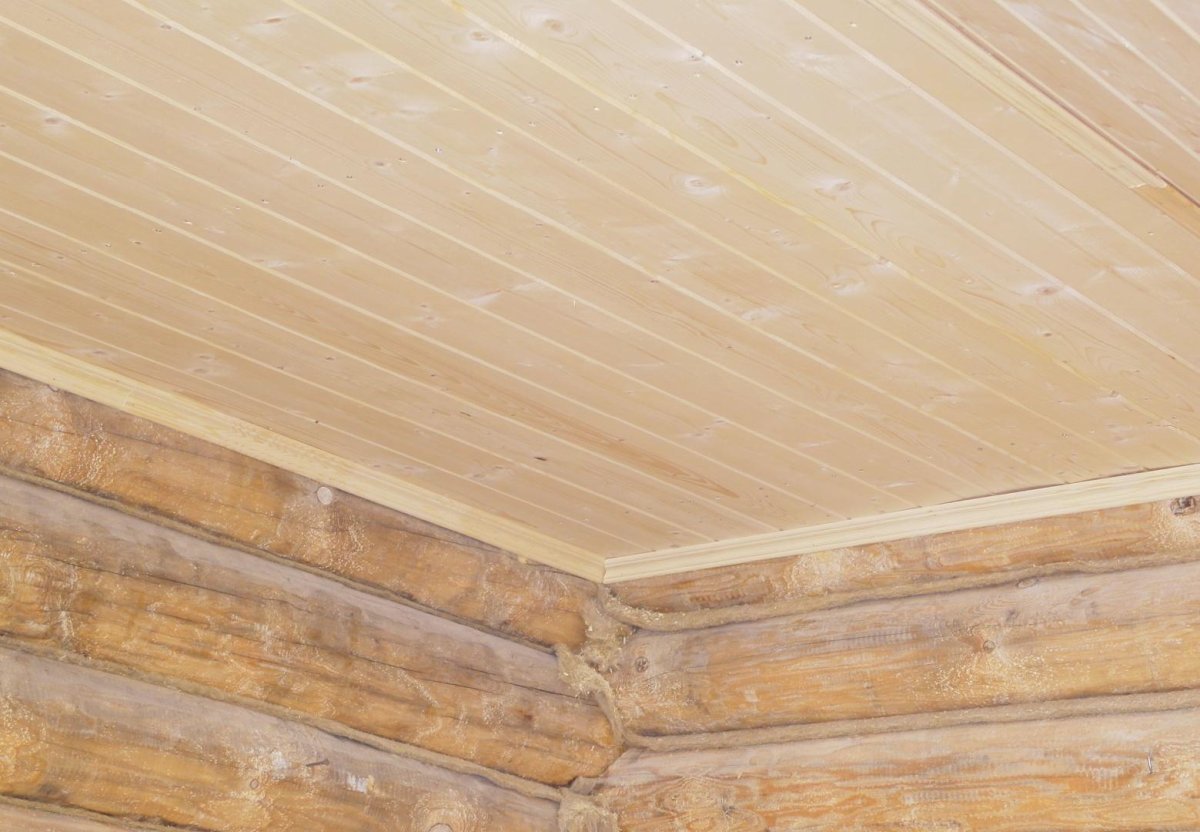 Потолок из имитации бруса