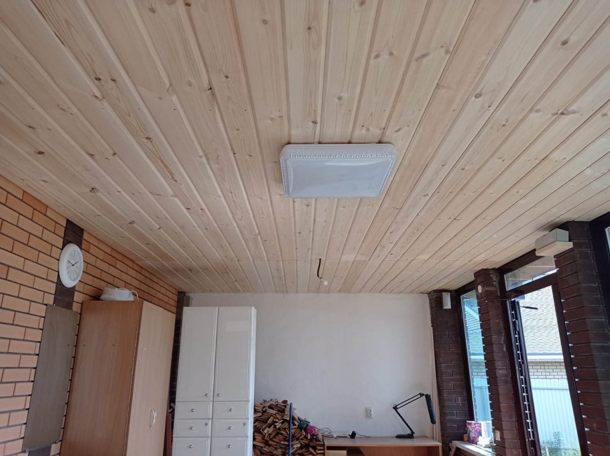 Подшивка потолка имитацией бруса