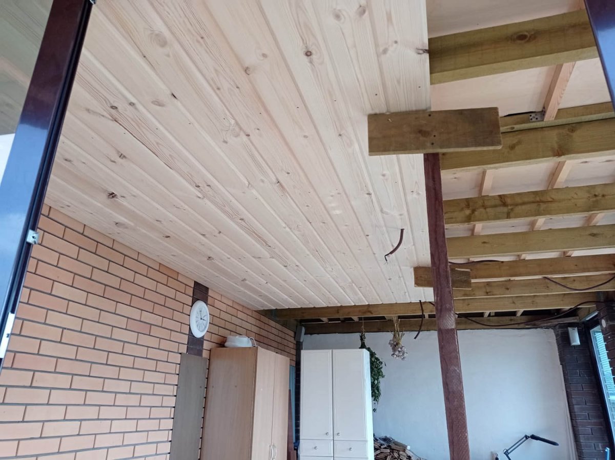 Обшивка потолка имитацией бруса