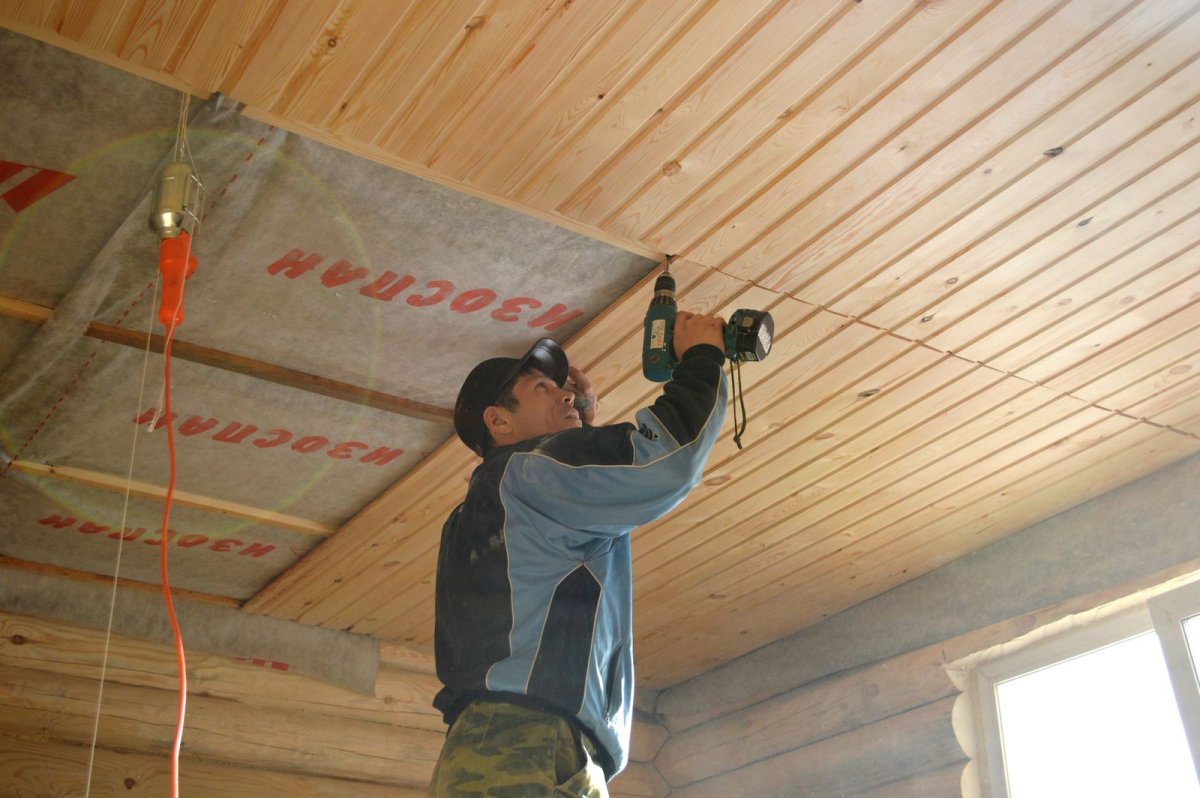 Монтаж вагонки на потолок в деревянном доме