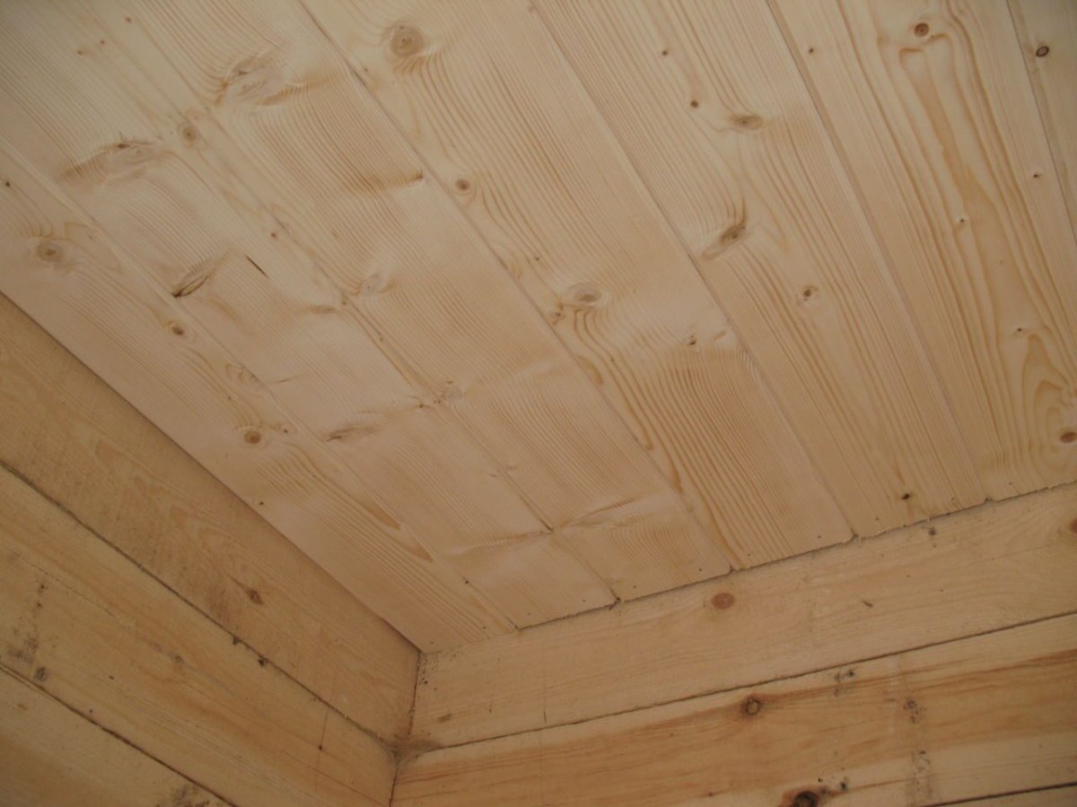 Обшивка потолка на даче