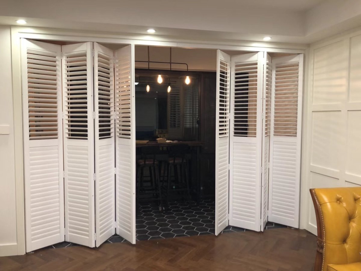 Шкаф с жалюзийными дверцами