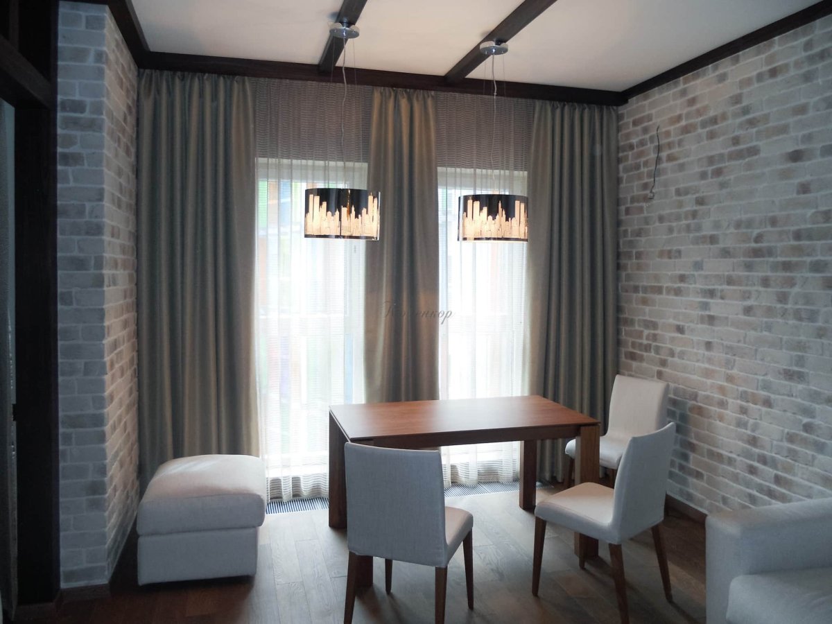 Шторы в интерьере гостиной белый кирпич