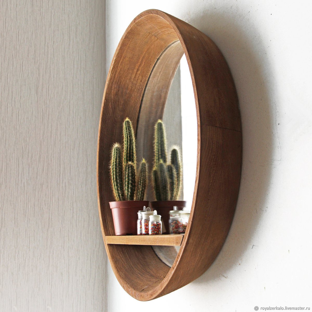 Круглое зеркало с полкой