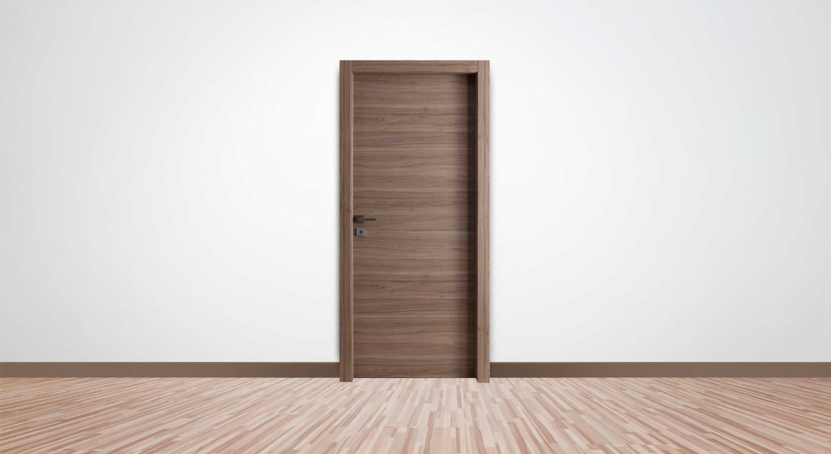 Открытая дверь на белом фоне