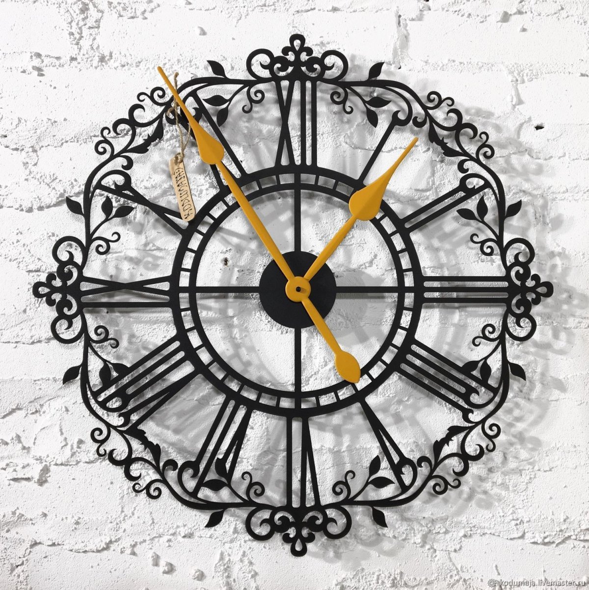 Часы на кирпичной стене