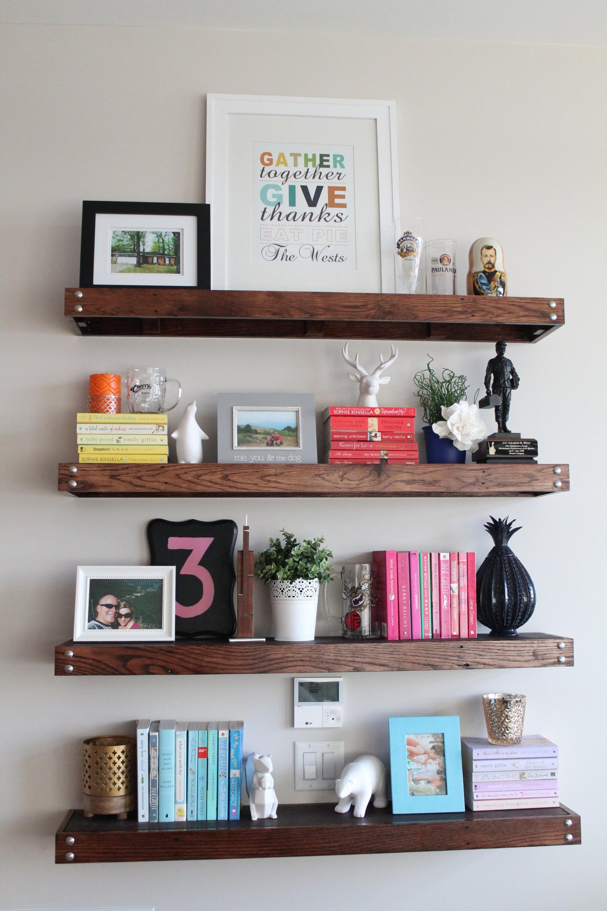 Открытые полки в прихожей