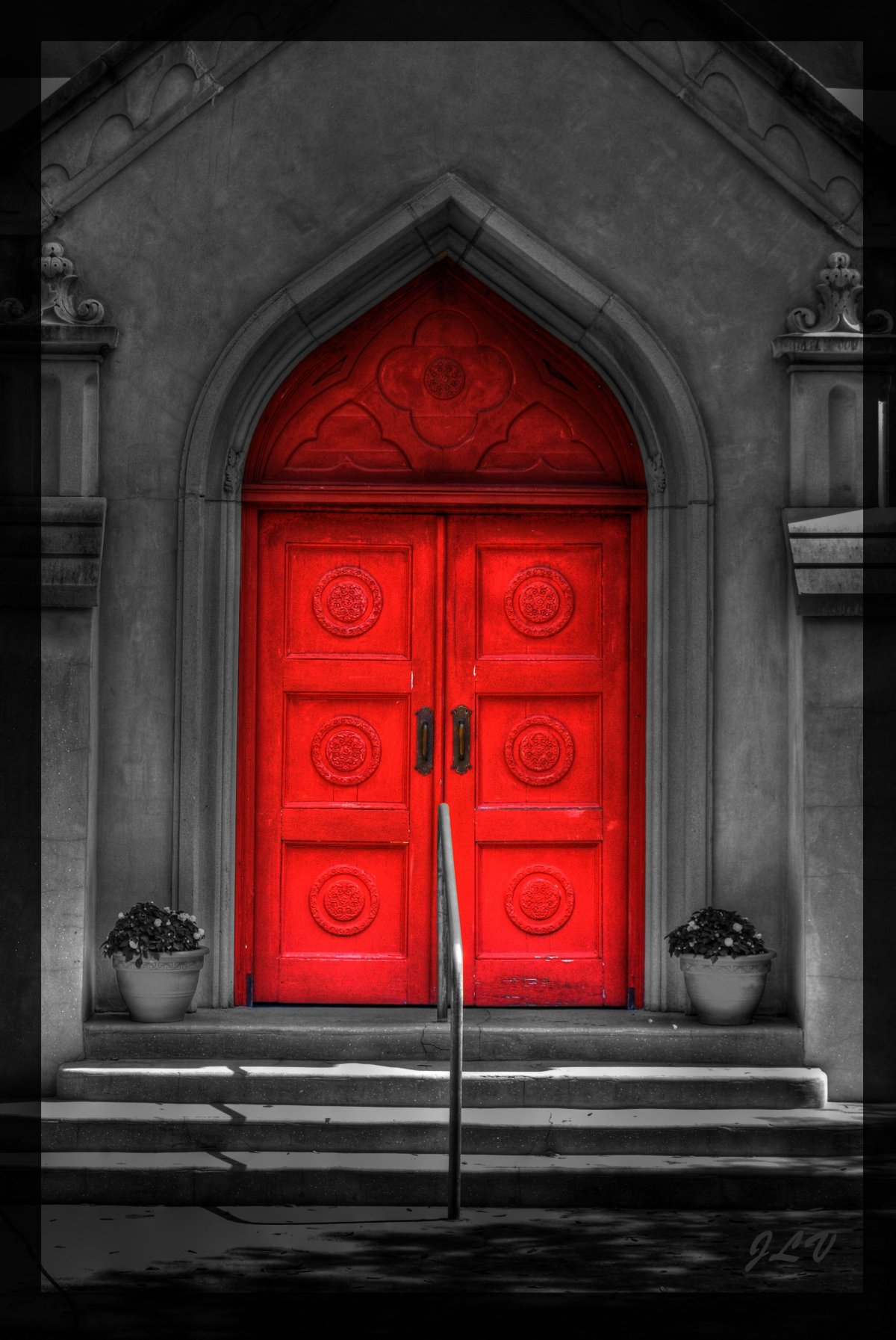 Английские красные двери с пластинами хром