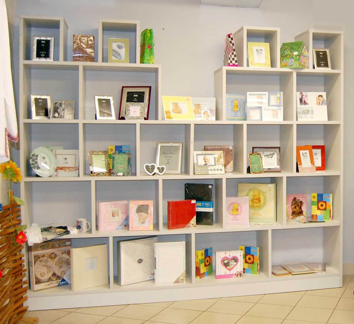 Стеллаж для игрушек в детскую комнату