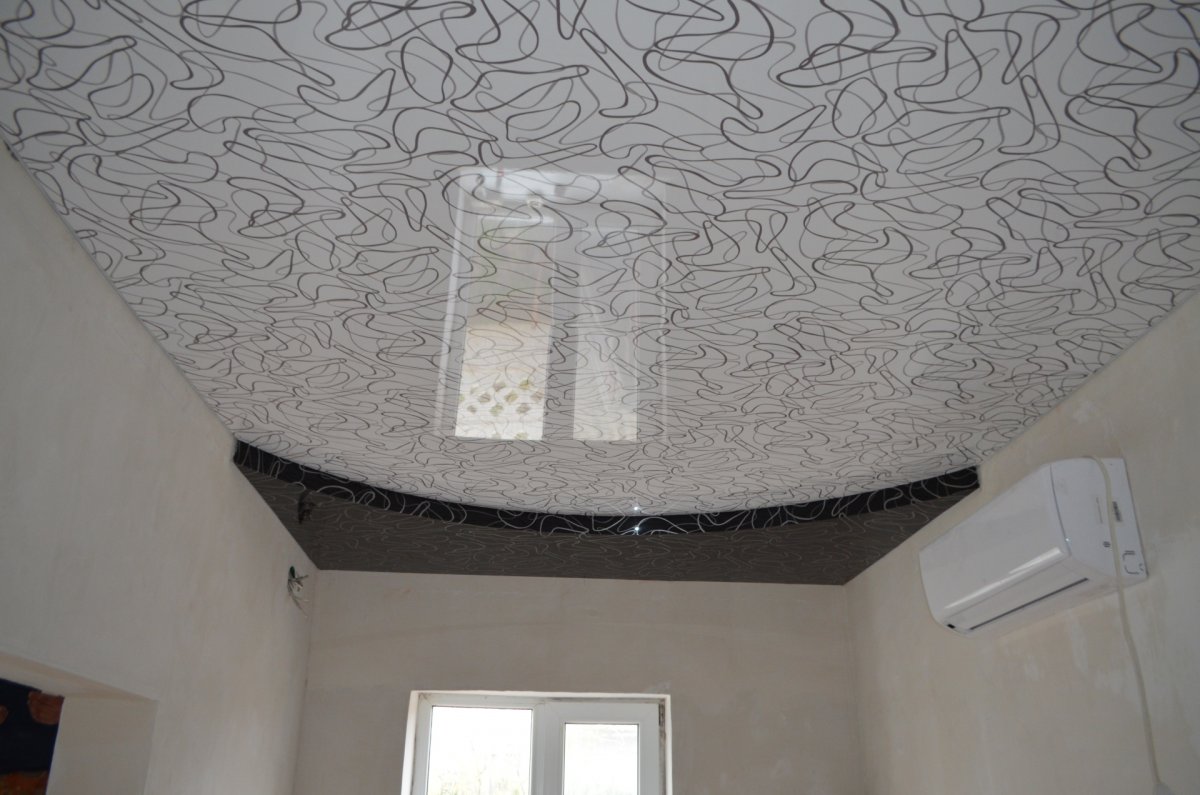 Кремовый натяжной потолок