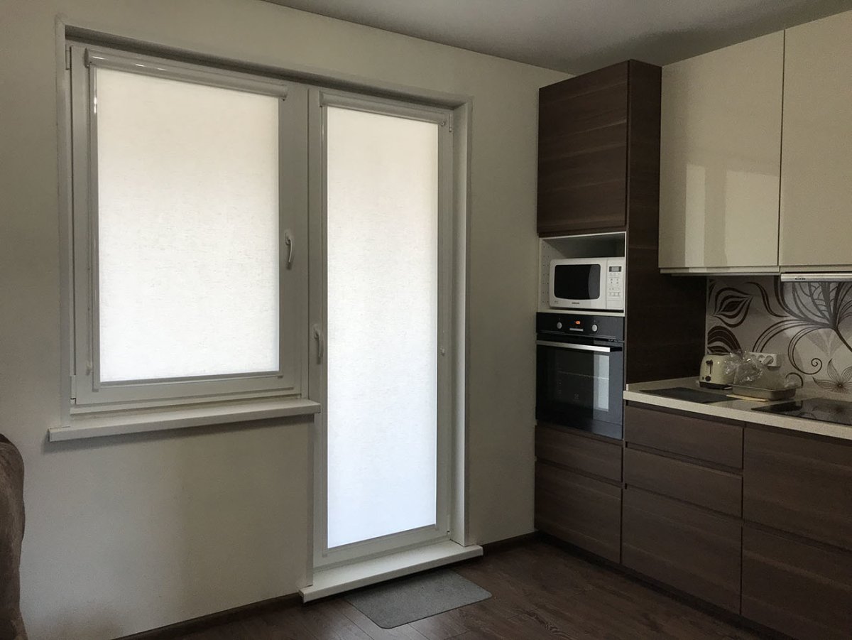 Рулонные шторы на балконную дверь