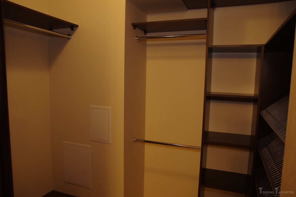 Треугольная гардеробная с острым углом