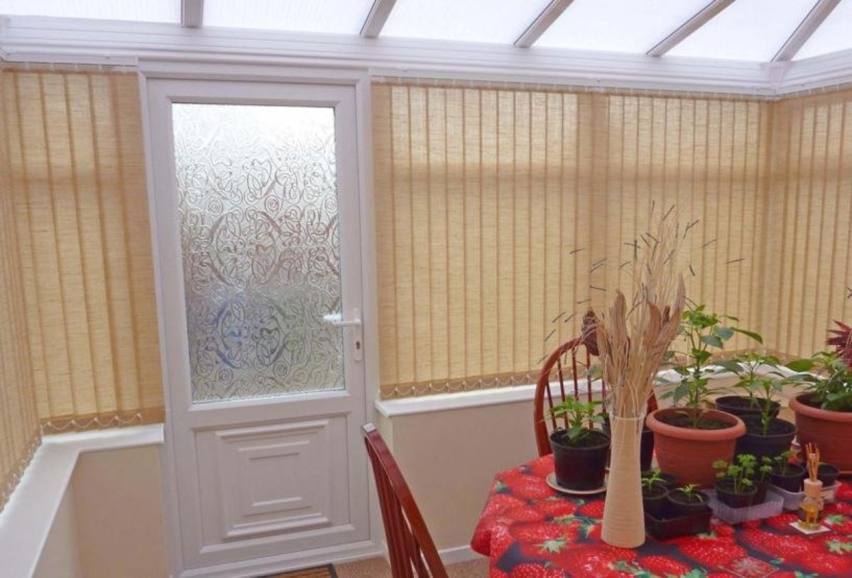 Горизонтальные жалюзи на кухне с балконом