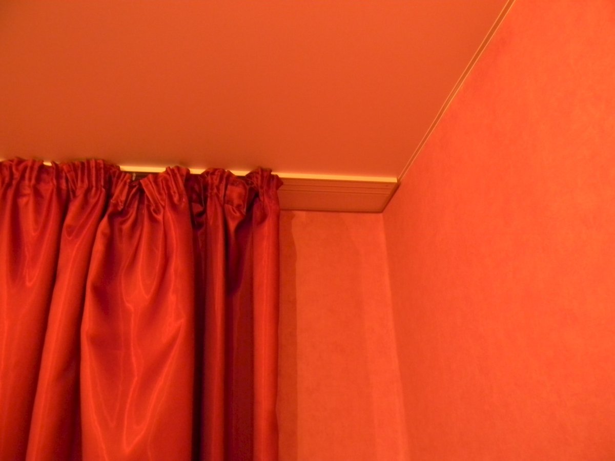 Потолочный карниз для натяжных потолков