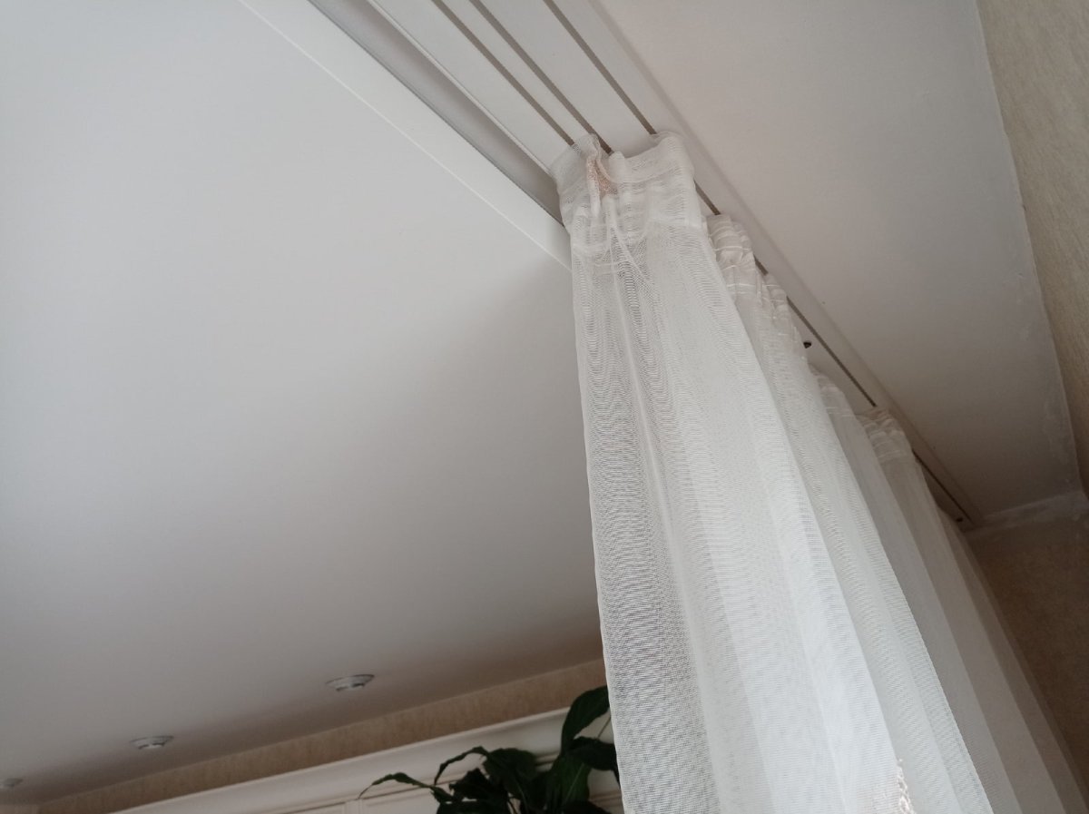 Ниша для штор в натяжном потолке с перегибом