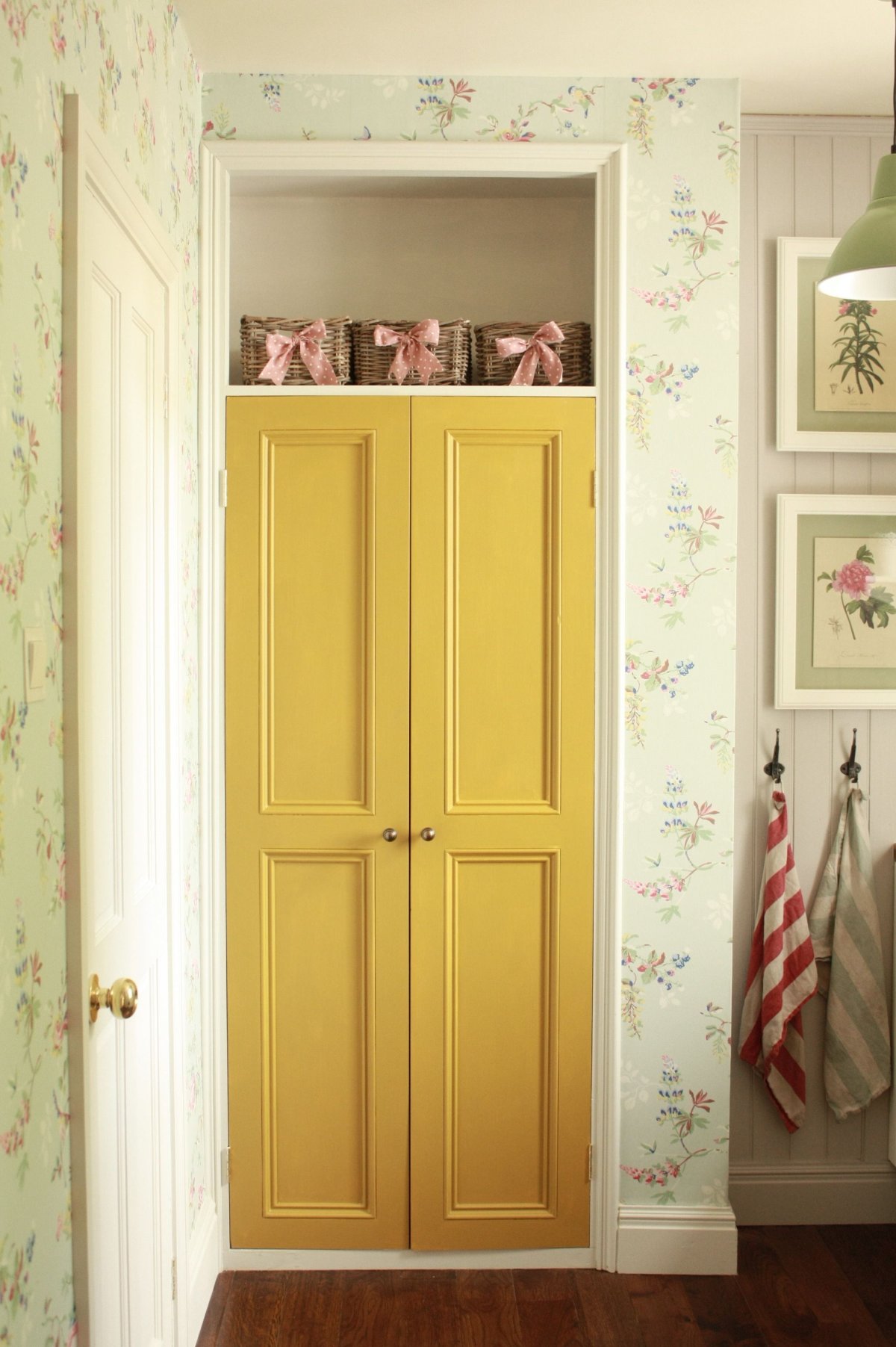 Угловой шкаф на кухню в угол и рядом окно