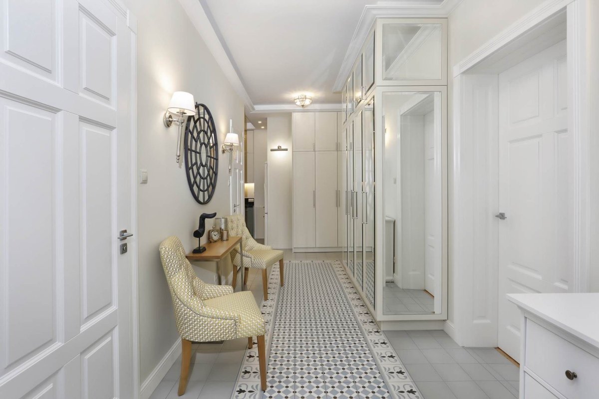 Белые стены деревянные двери