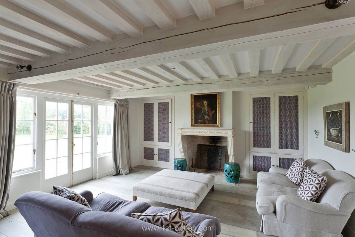 Балки в интерьере гостиной