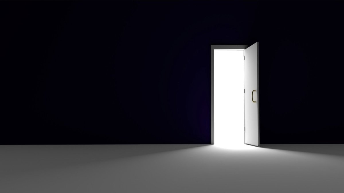 Комната с приоткрытой дверью