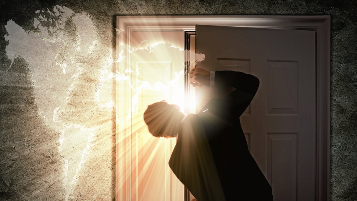 Открытая дверь