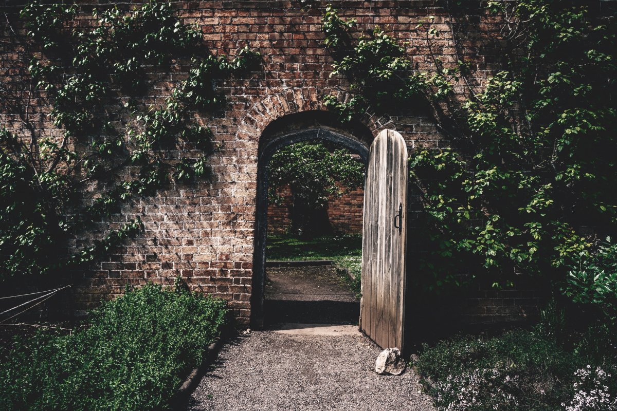 Открытая дверь