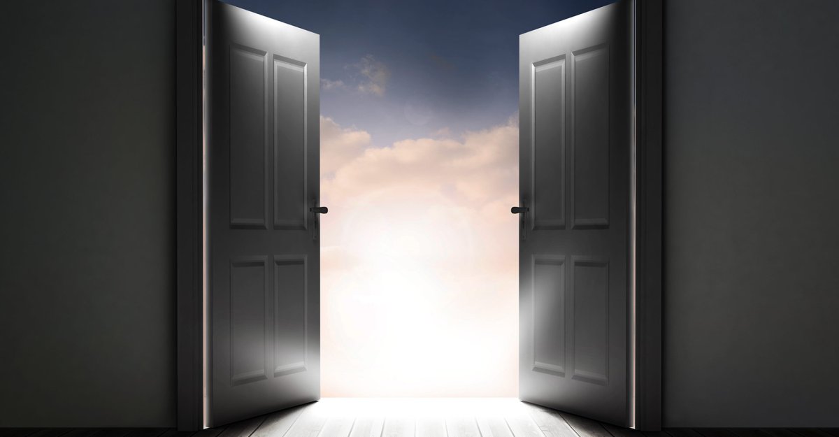 Приоткрытая дверь в дом