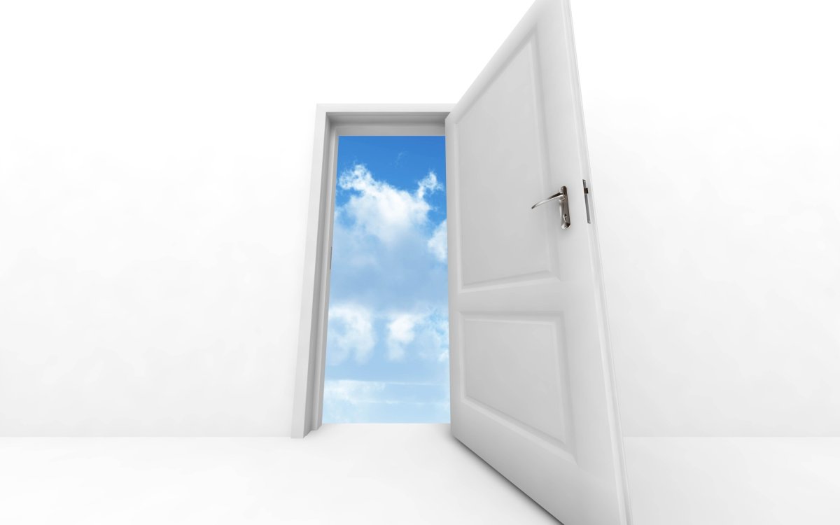 Приоткрытая дверь сбоку